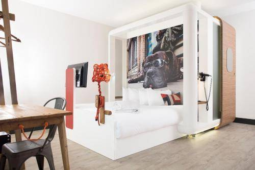 Qbic Hotel London City, London