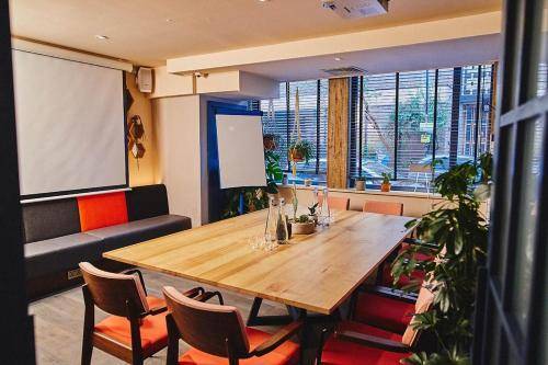 Qbic Hotel London City, London